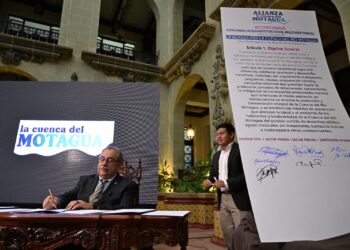 Firma de la alianza por la cuenca del Motagua. /Foto: Álvaro Interiano