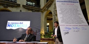 Firma de la alianza por la cuenca del Motagua. /Foto: Álvaro Interiano