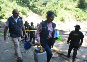 Personal de salud atiende a personas del asentamiento Dios es Fiel. /Foto: MSPAS