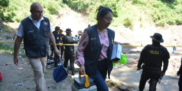 Personal de salud atiende a personas del asentamiento Dios es Fiel. /Foto: MSPAS