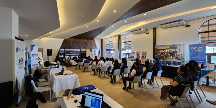 Expo Becas Tour 2023: Acercan oferta educativa a población de Totonicapán