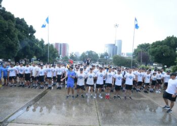 Alumnos trasladan Antorcha Nacional a la Plaza del Obelisco