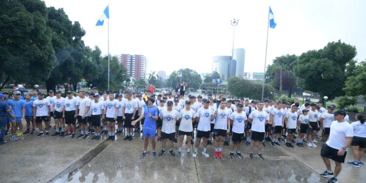 Alumnos trasladan Antorcha Nacional a la Plaza del Obelisco
