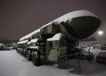 Vehículo de lanzamiento de misiles balísticos estratégicos rusos en Moscú. EFE/EPA/Maxim Shipenkov.