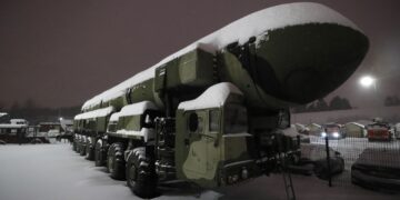 Vehículo de lanzamiento de misiles balísticos estratégicos rusos en Moscú. EFE/EPA/Maxim Shipenkov.