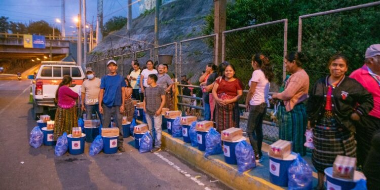 Entregan raciones a familias del asentamiento Dios es Fiel. /Foto: Conred