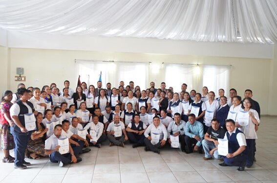 Baja Verapaz se fortalece con incorporación de salubristas a renglón permanente