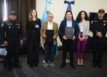 Mingob firma proyecto de estudios para agentes de la PNC