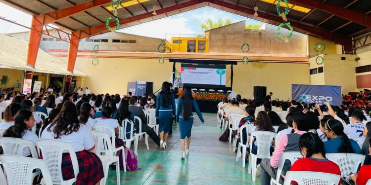 Jóvenes y señoritas de Chiquimula participaron en la segunda Expo Becas 2023