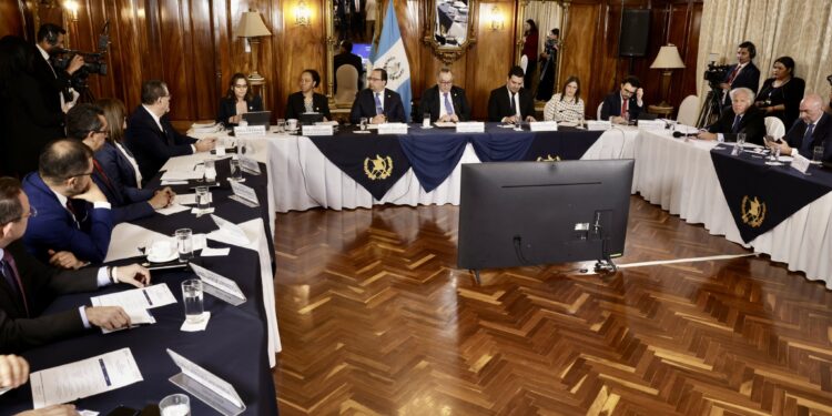 Jefe del Ejecutivo subraya diálogo abierto durante proceso de transición