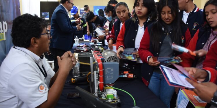 Por segundo día, Quetzaltenango desarrolla Expo Becas Tour 2023