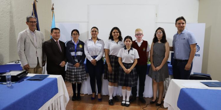 Juramentan y presentan a finalistas para etapa de Olimpiada Nacional de Ciencias en Alta Verapaz