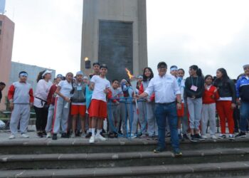 Encienden fuego patrio en la Plaza del Obelisco