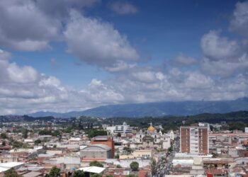 Este día se prevé ambiente cálido y húmedo, algunos nublados con lluvias