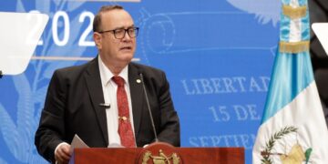 En su discurso, el presidente Giammattei reiteró que se habilitarán oficinas para el equipo designado por el binomio electo. / Foto: SCSP.