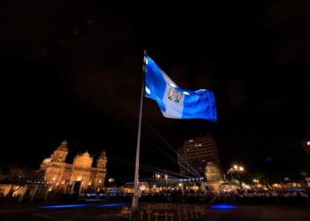 Frente al Palacio Nacional de la Cultura, se izó la bandera de Guatemala. / Foto: Gilber García.