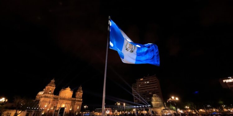 Frente al Palacio Nacional de la Cultura, se izó la bandera de Guatemala. / Foto: Gilber García.