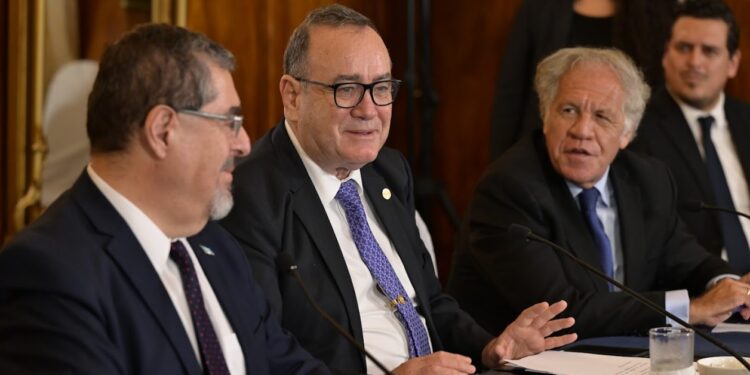 Reunión del inicio del proceso de transición llevada a cabo el lunes. / Foto: Álvaro Interiano.