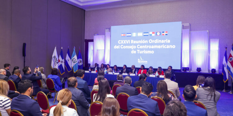 Sesión extraordinaria de turismo en El Salvador. /Foto: Inguat