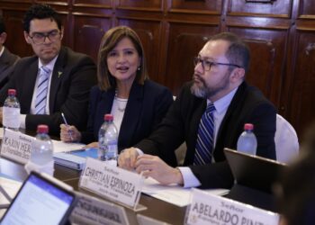 Autoridades del Ejecutivo se reunieron con el binomio electo para retomar el proceso de transición. /Foto: Noé Pérez
