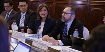 Autoridades del Ejecutivo se reunieron con el binomio electo para retomar el proceso de transición. /Foto: Noé Pérez