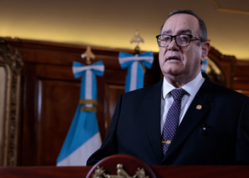 En cadena nacional, se refirió a la resolución de la Corte de Constitucionalidad. / Foto: Noé Pérez.