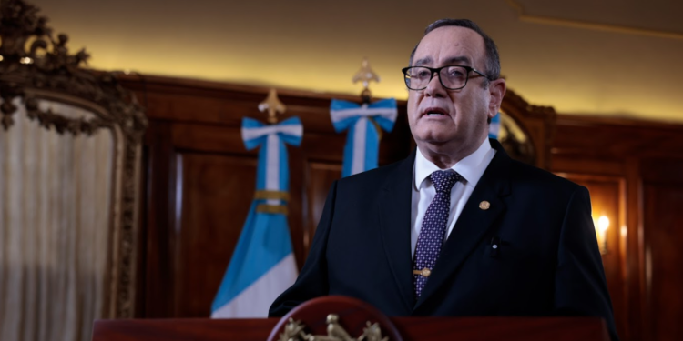 En cadena nacional, se refirió a la resolución de la Corte de Constitucionalidad. / Foto: Noé Pérez.