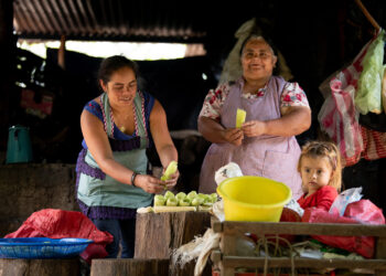 Elvia Cuca: “Ahora cuido mejor de mis hijos, de su educación y alimentación”