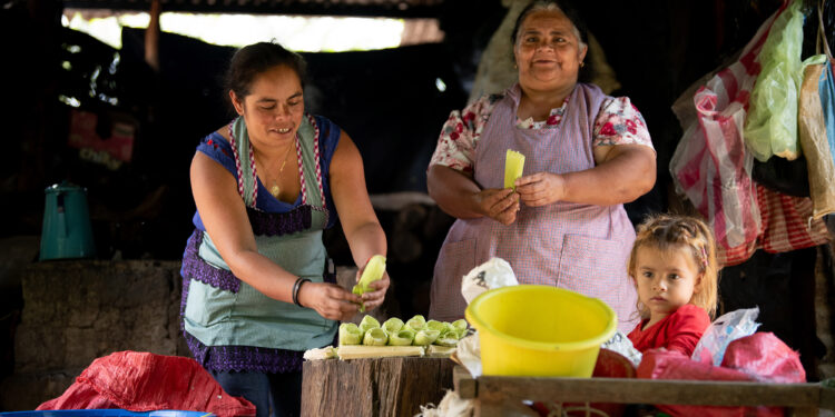 Elvia Cuca: “Ahora cuido mejor de mis hijos, de su educación y alimentación”