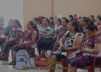 Mujeres finalizan curso de bordado en máquina industrial