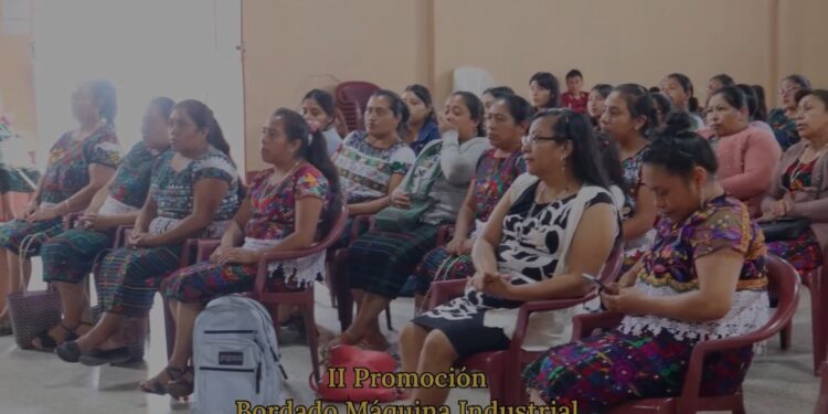 Mujeres finalizan curso de bordado en máquina industrial