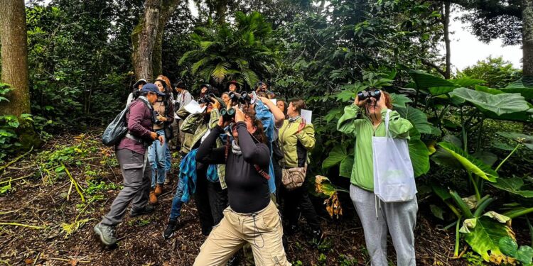 Mujeres participan en avistamiento de aves. /Foto: Inguat