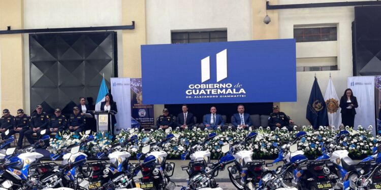Gobierno de Guatemala entrega 500 motocicletas y equipos biométricos a la PNC