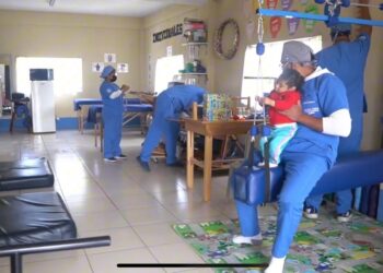 Mantienen atención gratuita en el área de fisioterapia del centro de Salud de Totonicapán