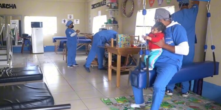 Mantienen atención gratuita en el área de fisioterapia del centro de Salud de Totonicapán