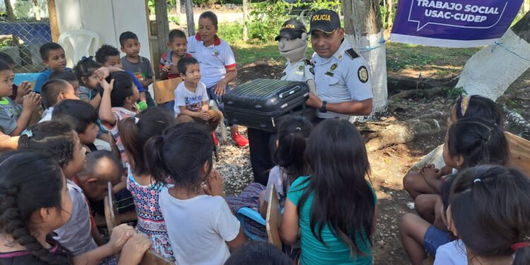 Agentes de la PNC capacitan y previenen la violencia en comunidades y escuelas
