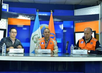 Autoridades del Insivumeh y la Conred