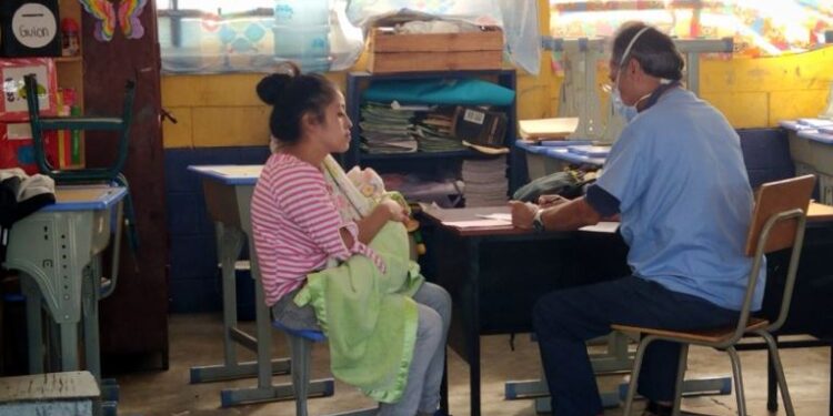 Jornada integral de salud atiende a vecinos de El Búcaro, Villa Nueva