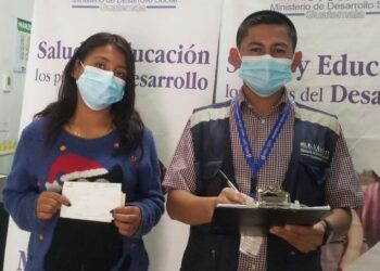 Beneficiarios reciben el apoyo economico para continuar sus estudios.