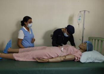 Ministerio de Salud fomenta los cursos de auxiliares de enfermería. /Foto: DCA