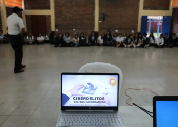 PNC forma a padres de familia e hijos en la precaución ante ciberdelitos