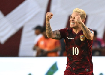 Venezuela golea a una Chile en crisis