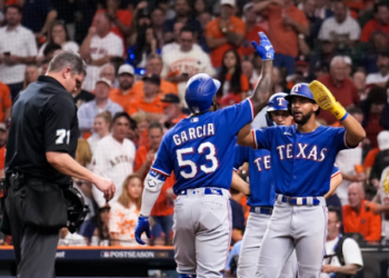 Los Rangers arrollan a los Astros y regresan a la Serie Mundial