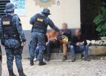 Detienen a presunto coyote y asisten a migrantes en Petén