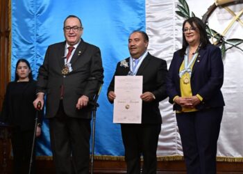 Docentes destacados son condecorados con la Orden Francisco Marroquín