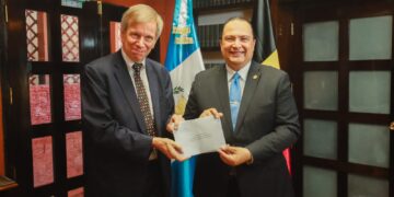 El canciller de Guatemala y el embajador de Bélgica.