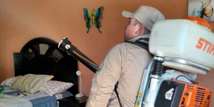Salubristas desarrollan fumigaciones para prevenir el dengue. /Foto: MSPAS