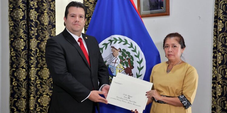 Embajador de Guatemala presenta sus cartas credenciales en Belice.