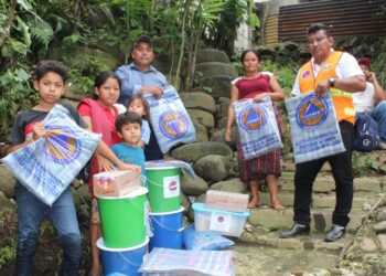 Entrega de ayuda humanitaria a familias afectadas por inundaciones en sectores Ixcán y Las Flores, cantón La Libertad, San Bernardino, Suchitepéquez.