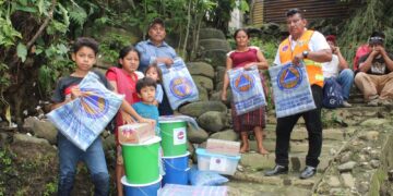 Entrega de ayuda humanitaria a familias afectadas por inundaciones en sectores Ixcán y Las Flores, cantón La Libertad, San Bernardino, Suchitepéquez.